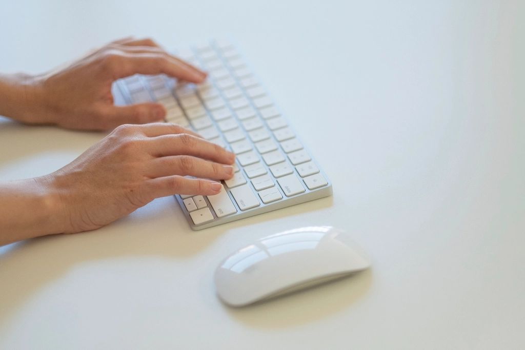 Bàn tay trên bàn phím: bước để AI viết bản nháp content