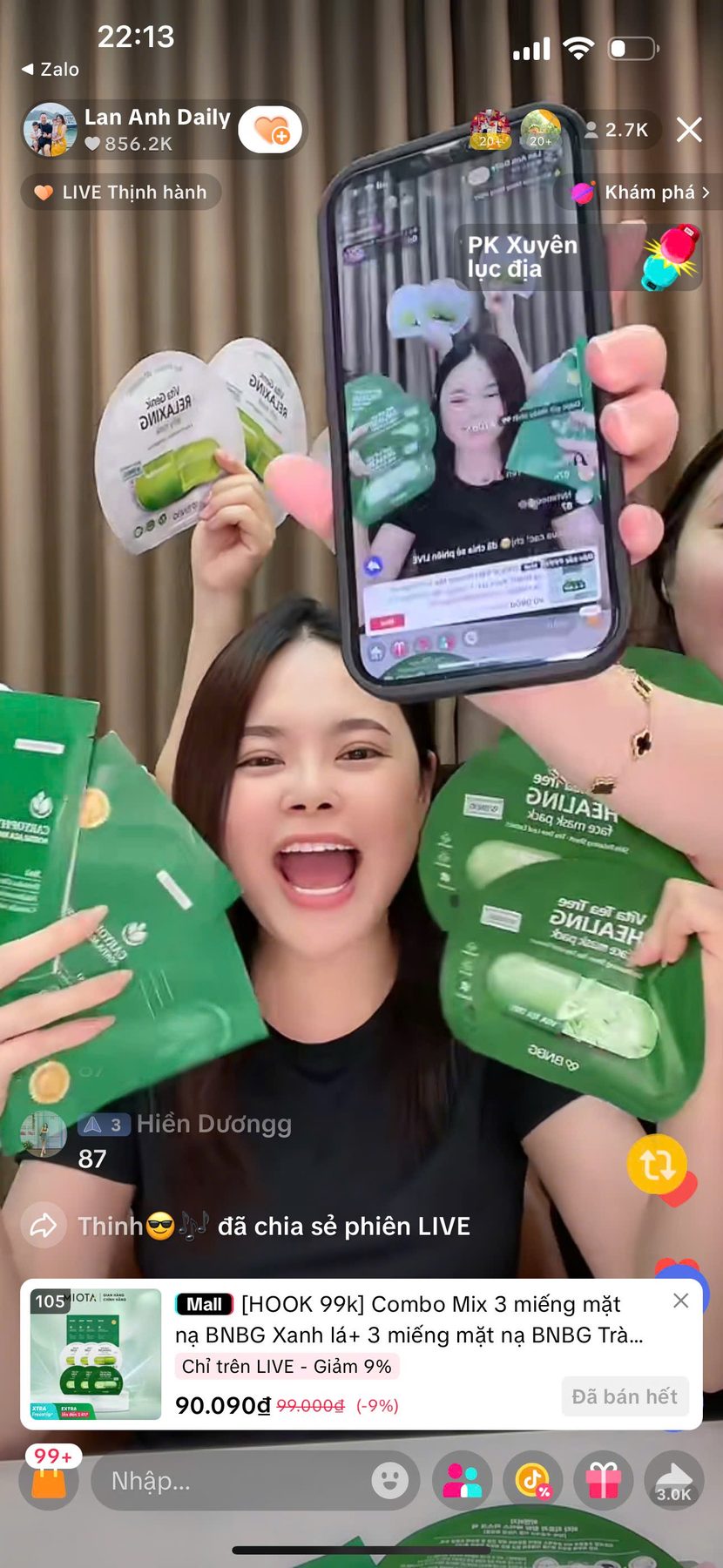 Lan Anh cầm sản phẩm trên phiên live — sản phẩm đúng thì phiên mới có tiếng 'ting'