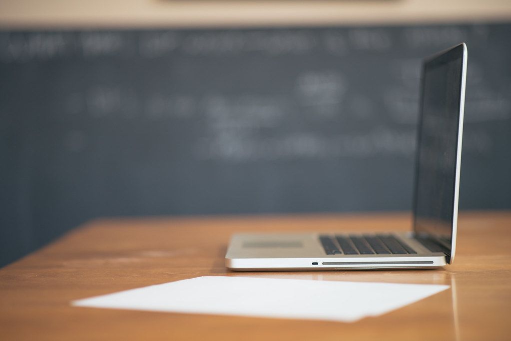 Laptop mở trên bàn: công cụ AI miễn phí trên máy tính