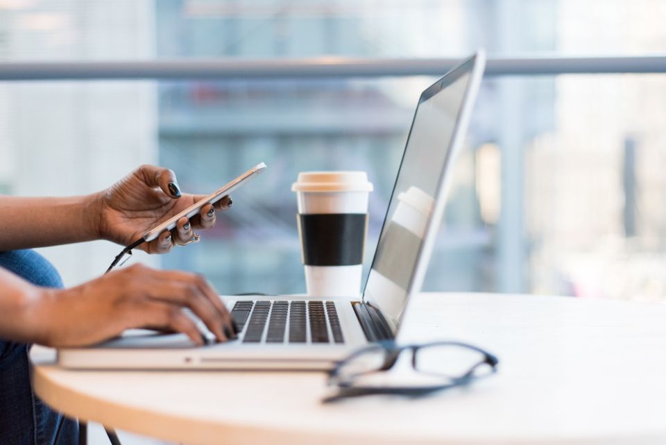 Cách dùng AI viết content bán hàng: 5 bước để bài hết “mùi AI”