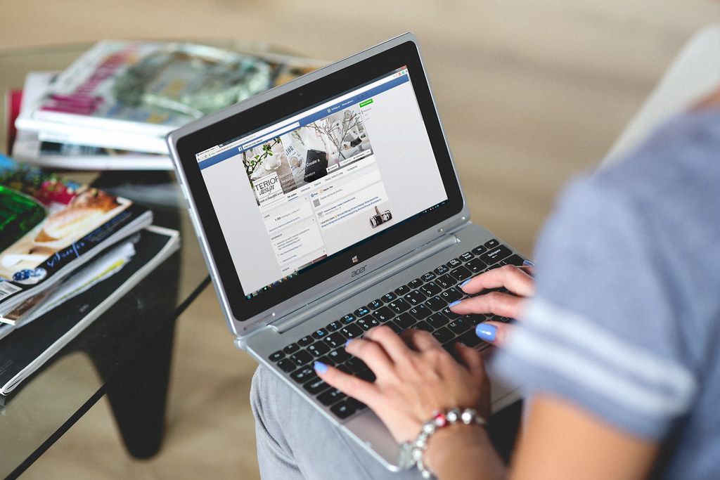 Người dùng laptop kiểm tra lại bài trước khi đăng — bước duyệt của 'sếp'