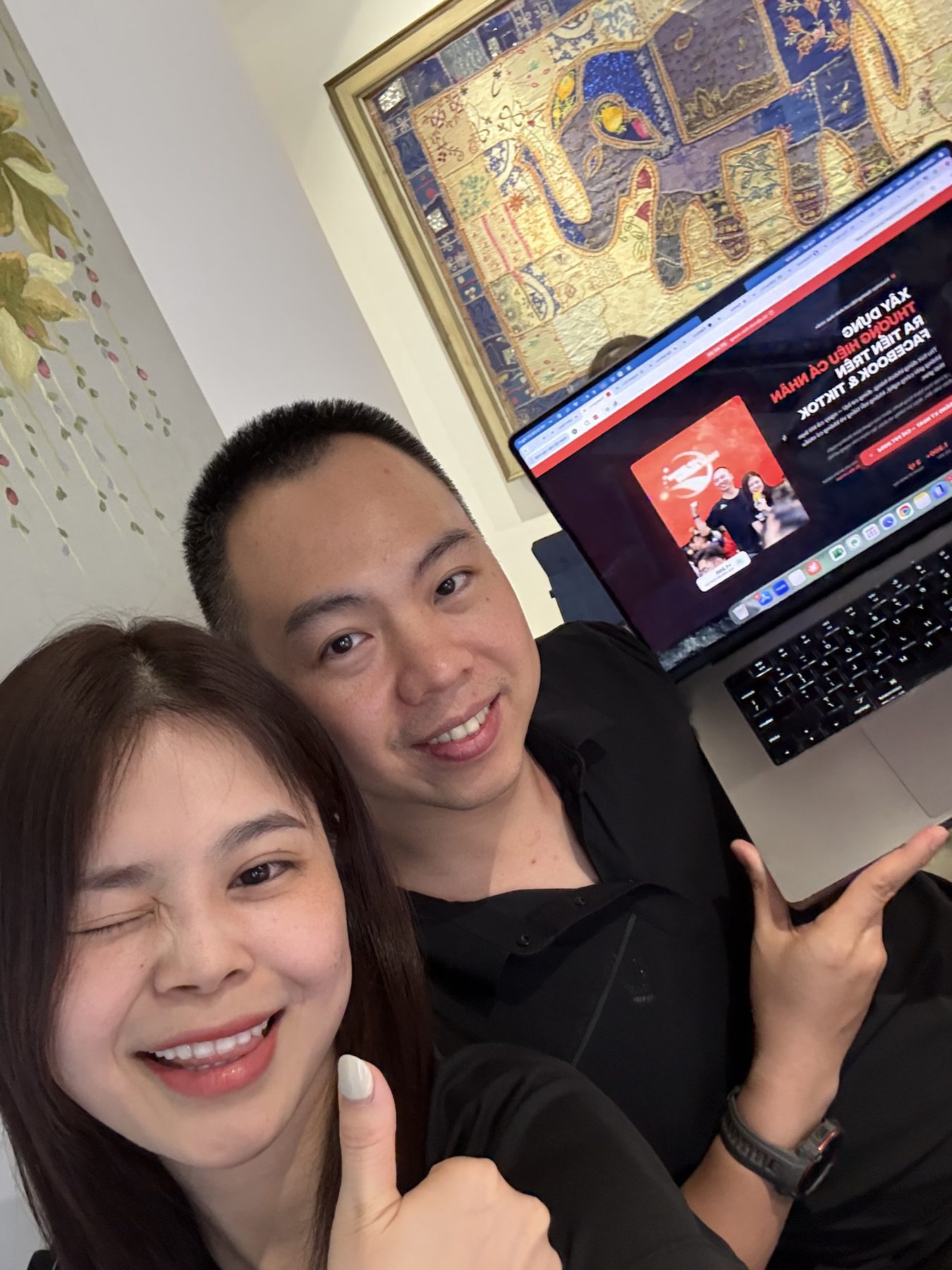 Làm kênh affiliate tại nhà với chiếc laptop — không cần studio