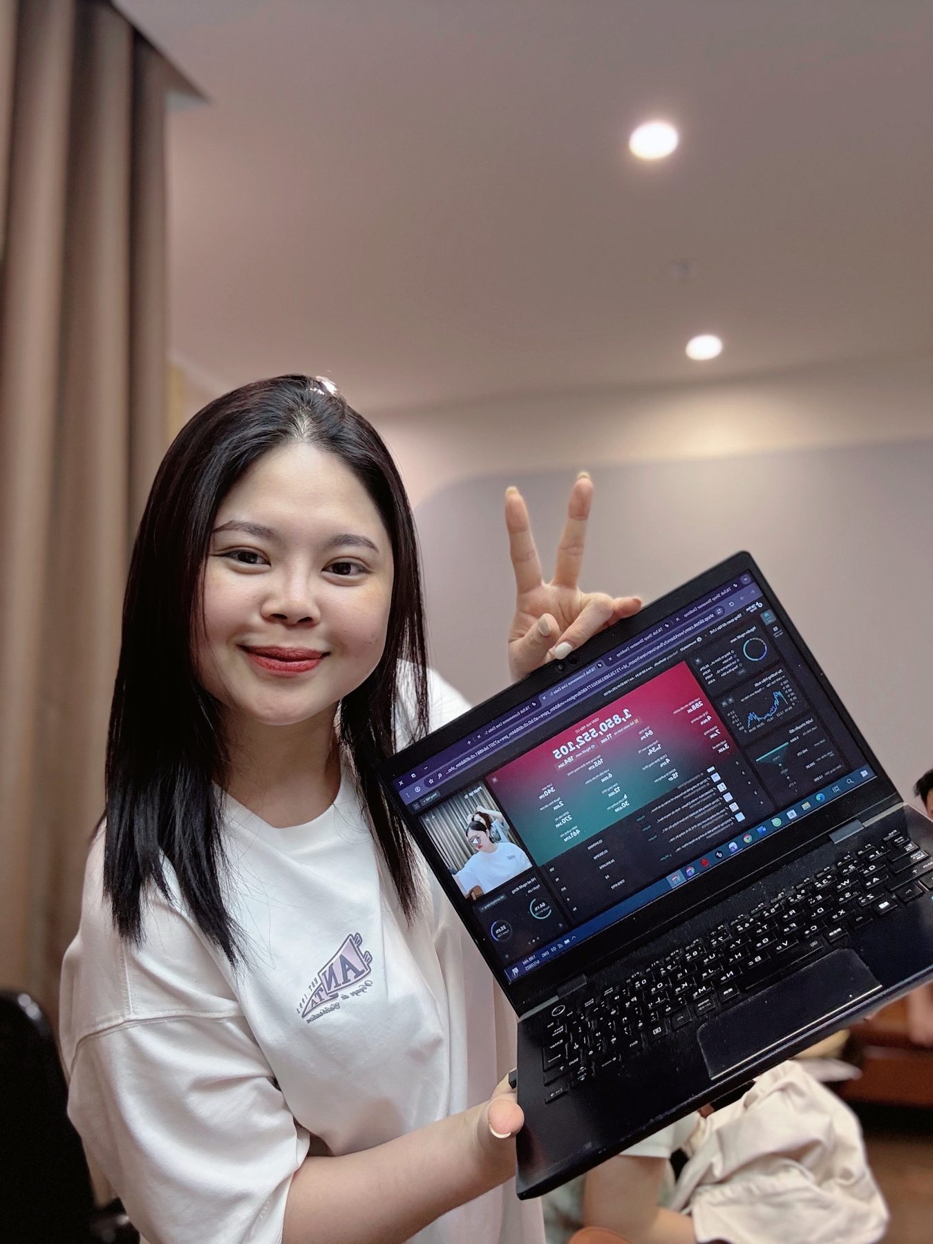 Lan Anh chuẩn bị góc live — thiết bị đơn giản vẫn bắt đầu được