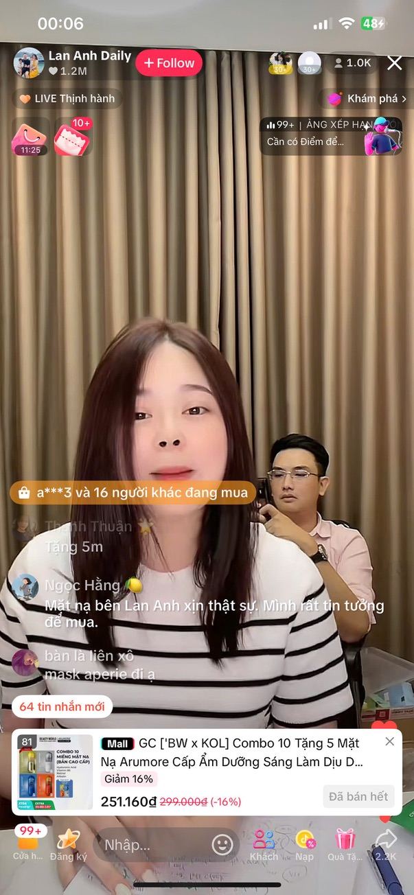 Một phiên live thực tế: một chiếc điện thoại, một góc phòng — cỗ máy 4 bộ phận vận hành